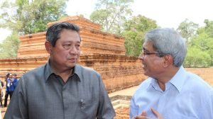 HE. Dr. Susilo Bambang Yudhoyono, President of Indonesia with Benoy K Behl at Buddhist site
