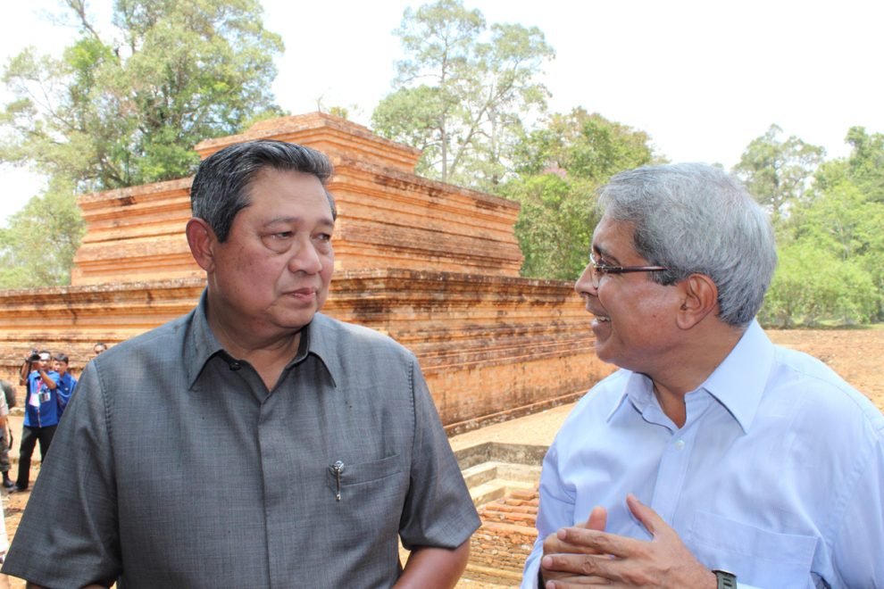 HE. Dr. Susilo Bambang Yudhoyono, President of Indonesia with Benoy K Behl at Buddhist site