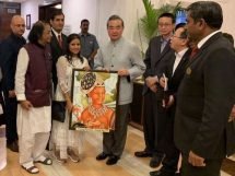 M. R. Pimpare and Mayura present a piece of Ajanta art to Chinese foreign minister Wang Yi. Image courtesy of Mayura Pimpare